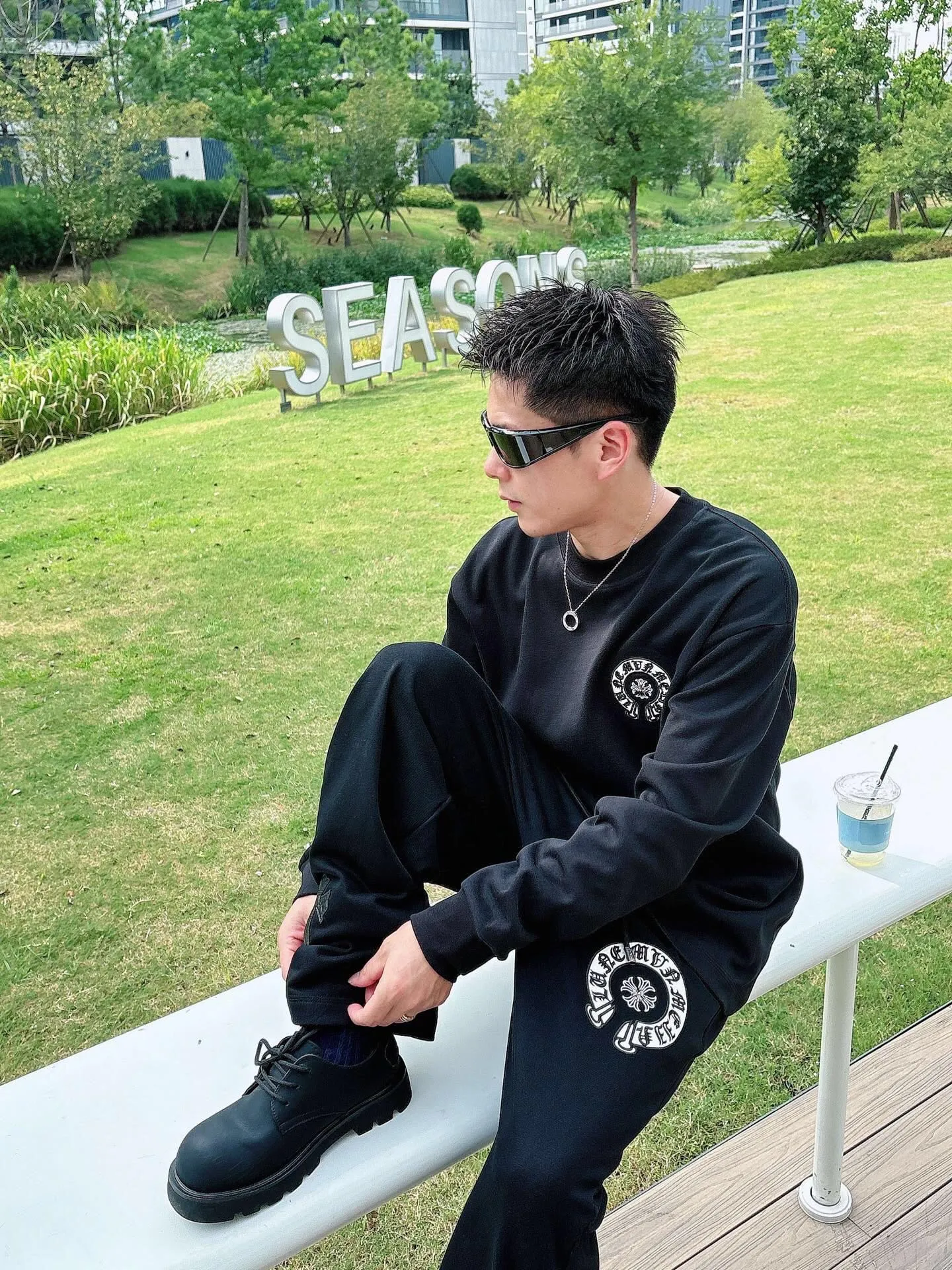 Clothes P 400💰 Pants P 426 💰ChromeHearts Chrome Heart Round Neck Long Sleeve Pursuit of quality and absolute guarantee of quality! Using double-sided cotton fabric, the texture is clearly visible, the texture is soft, delicate and smooth, and the customized three-dimensional embroidery and leather patchwork technology is full of drape! The workmanship is fine and the shoulder lines are smooth. All imported chain machines are used to make the shoulder rolling strips. It has a certain thickness and is not made of cheap material but has a shiny feel that is comfortable and not tight on the upper body. It is the most avant-garde street item that can be easily matched by both men and women!  Color: black white Size: m-3xl Style number: 3576➕3750